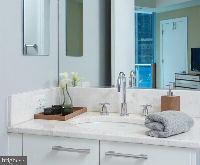 Building Photo - 1881 N Nash St