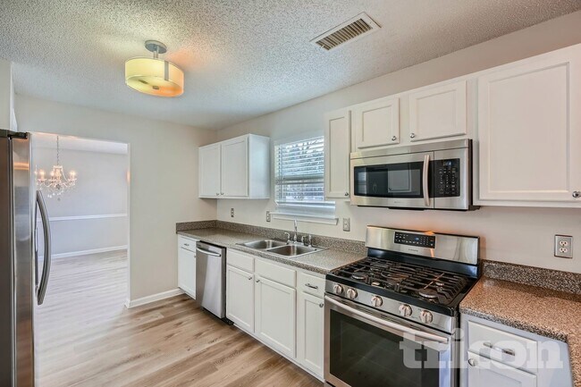 Building Photo - 712 Walton Dr