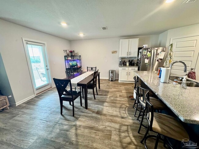 Building Photo - 5645 Guinevere Ln