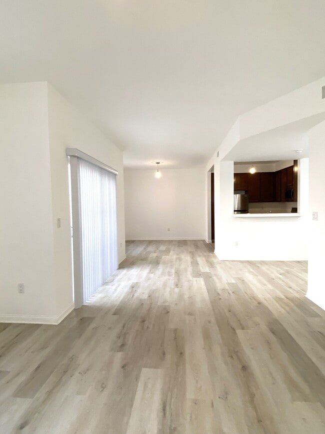 Building Photo - 9731 Vesper Ave