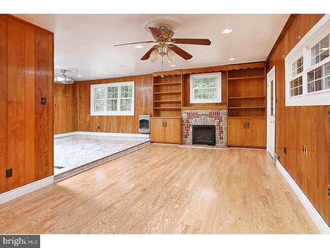 Building Photo - 923 Forbes St