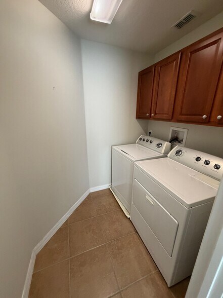 Building Photo - 1525 Cloverbay Ln