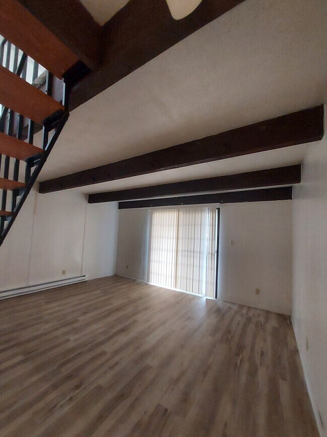 Building Photo - 185 Buckingham St