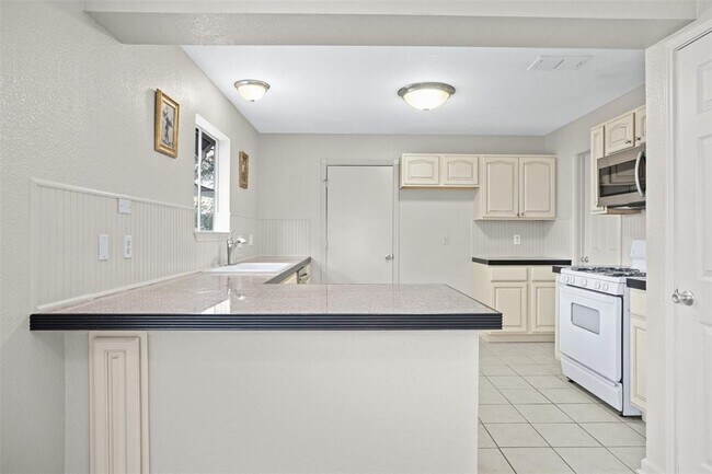 Building Photo - 2408 W Messick Loop