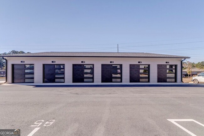 Building Photo - 93 Chateau Dr SE