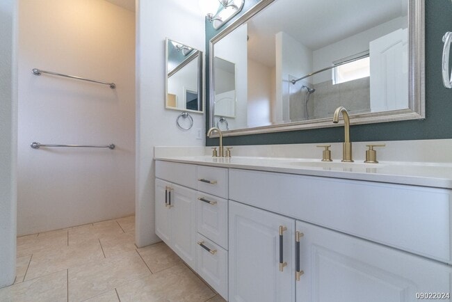 Building Photo - $3,100 / 2br - 2BED 2 BATH TOWNHOUSE IN ME...