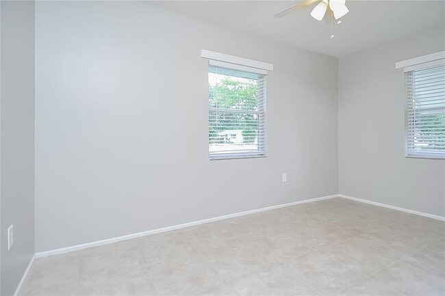 Building Photo - 2026 Sandrala Dr