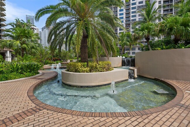 Building Photo - 520 Brickell Key Dr