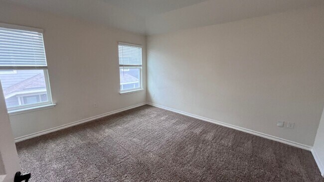 Building Photo - Gorgeous 3-Bed Townhome with Private Yard ...
