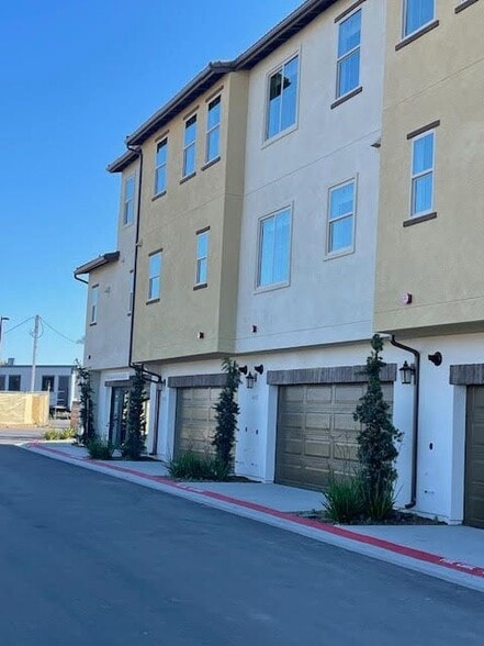 Building Photo - 1520 Redbud Wy