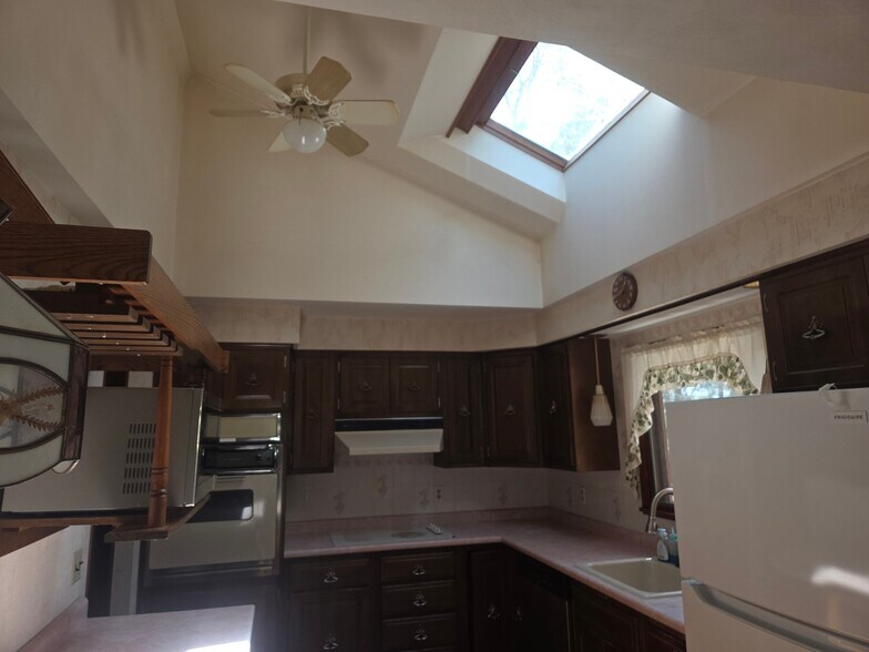 Building Photo - 28 Burt St