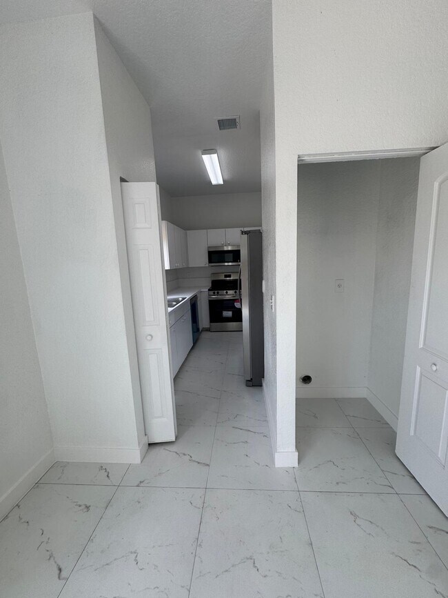 Building Photo - 890 NW 25th Ave