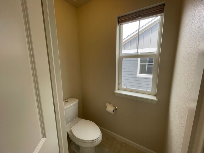Building Photo - Luxurious 3 Bedroom 2.5 Bathroom House in ...