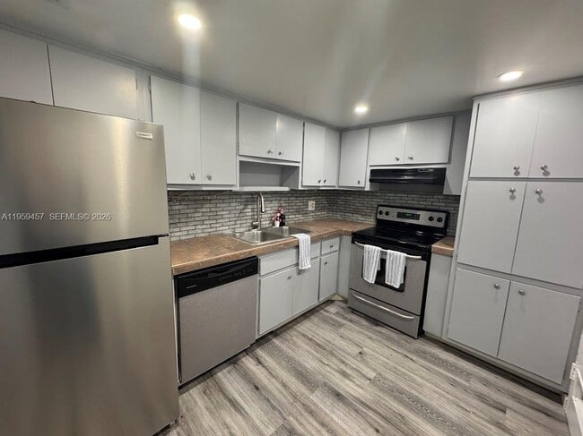 Building Photo - 400 Kings Point Dr