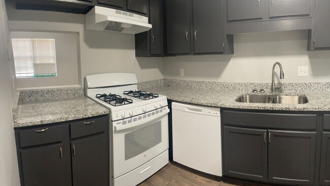 Building Photo - Newly Remodeled 2Bed/2.5Bath Townhome For ...