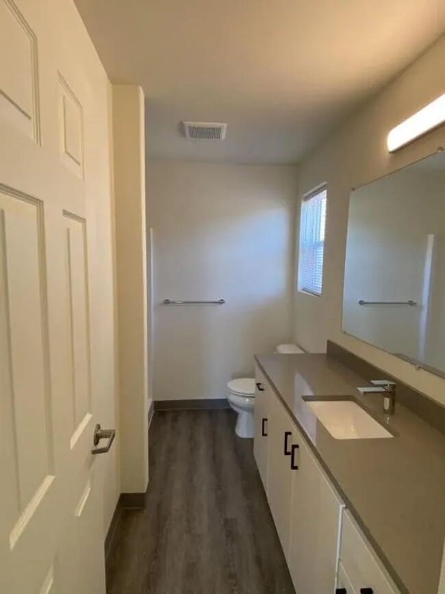 Building Photo - LanC01