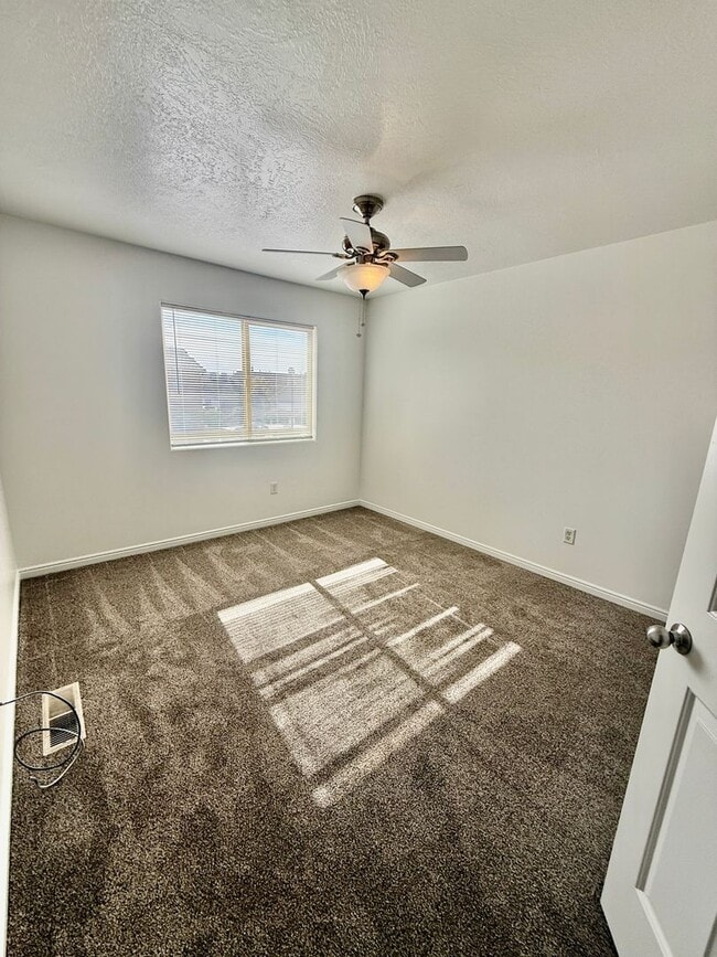 Building Photo - 3 Bedroom/ 2.5 Bath Townhome in Hawk Hollow