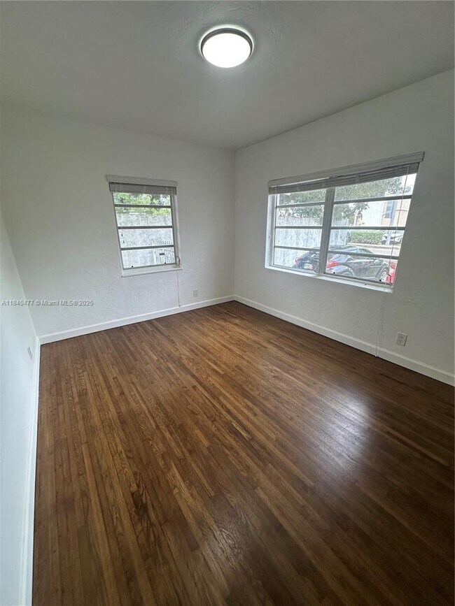 Building Photo - 711 SW 39th Ave