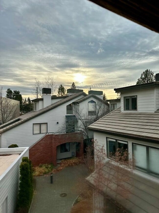 Building Photo - Riverfront Gated 2 Bedroom Luxury Condo!!