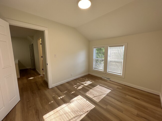 Building Photo - 1122 16th Ave