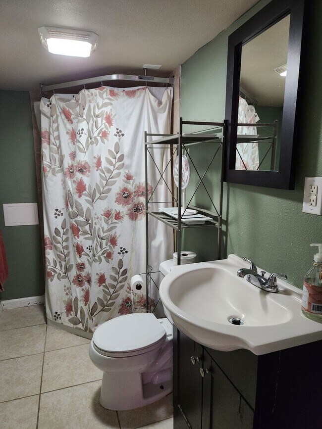 Building Photo - Victorian Style Home Rent Ready!!