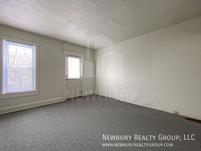 Building Photo - 29 Hickory St