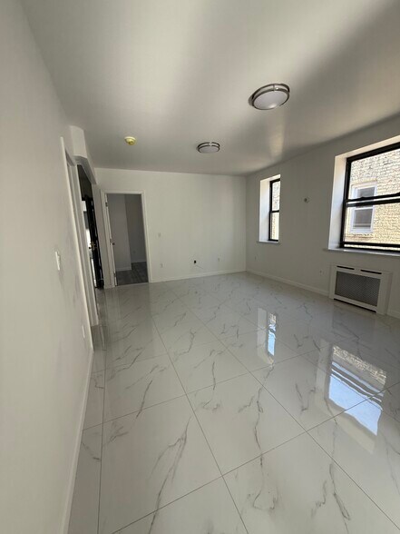 Building Photo - 1584 W 10th St