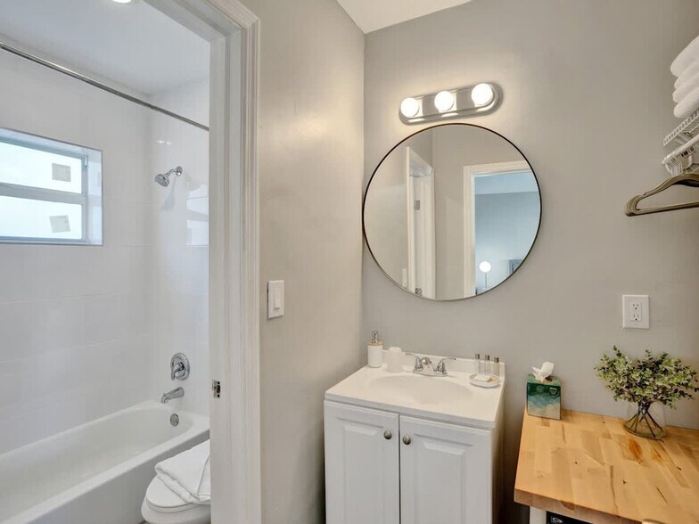 Building Photo - 3204 NE 9th St