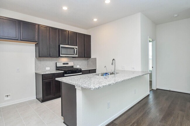 Building Photo - 25230 Benroe St