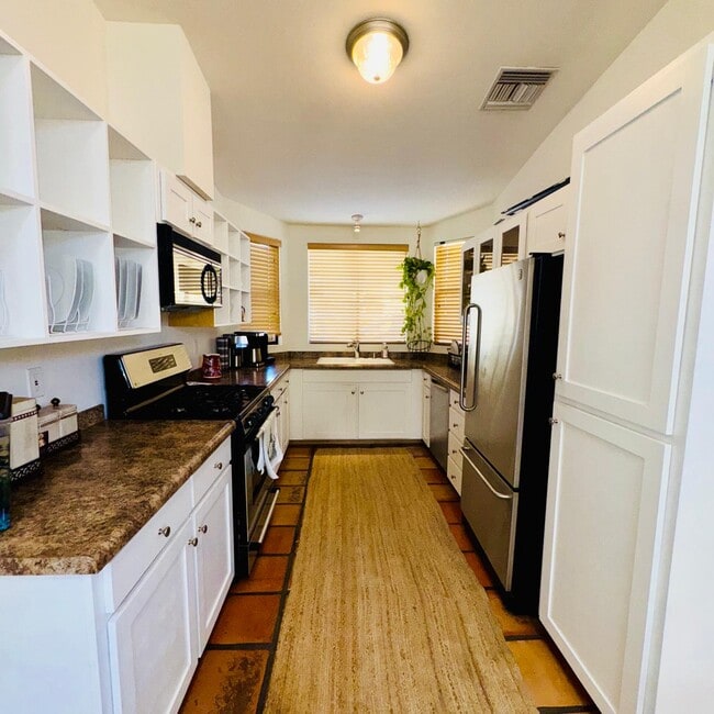 Building Photo - 325 W Santa Barbara