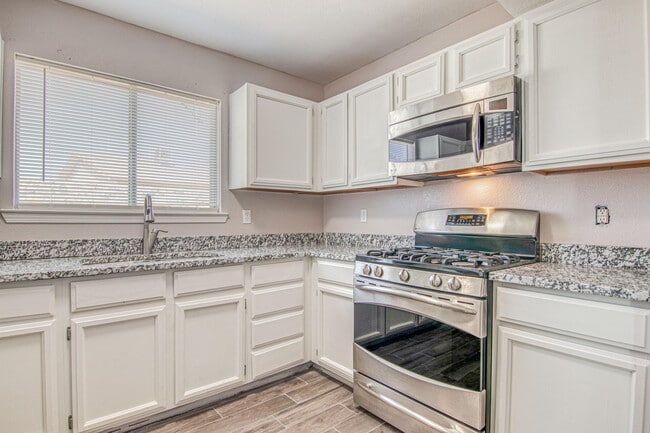 Building Photo - 2405 Tierra Humeda Dr