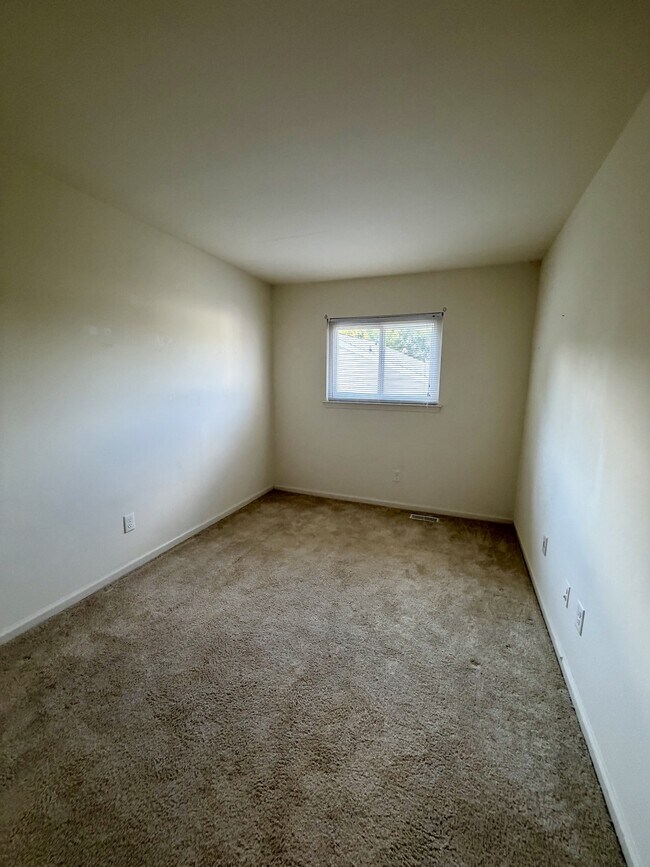 Building Photo - 305 W Cadbury Dr