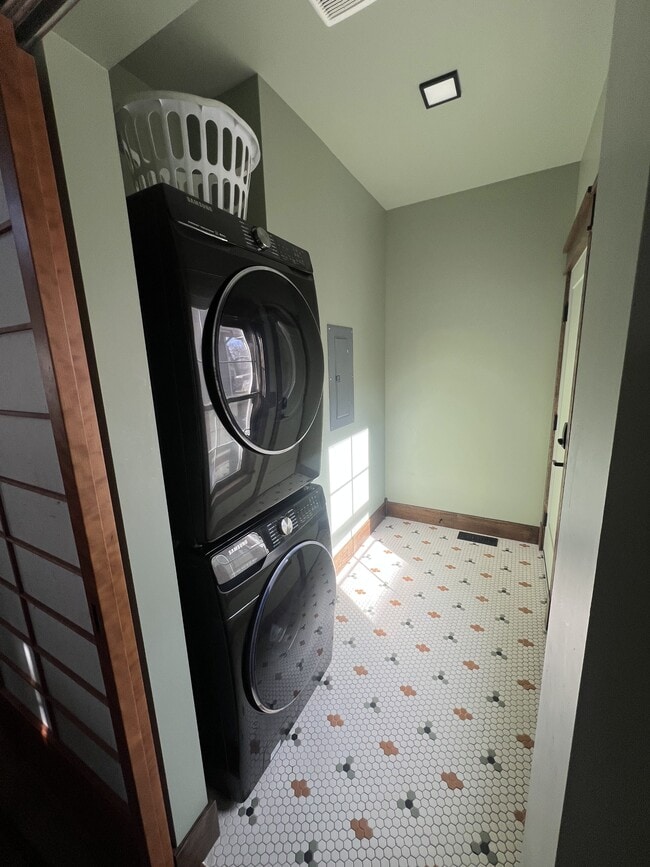 Building Photo - 730 6th St