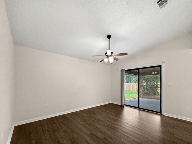 Building Photo - Charming Navarre Home with Hardwood Floors...