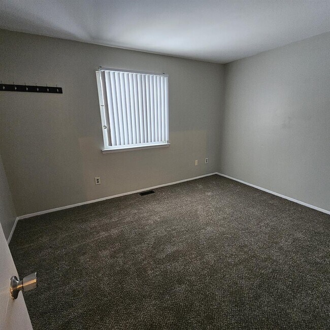 Building Photo - 2 Bedroom Ranch Condo w/ Finished Basement. Corner Unit, Spacious Bedrooms