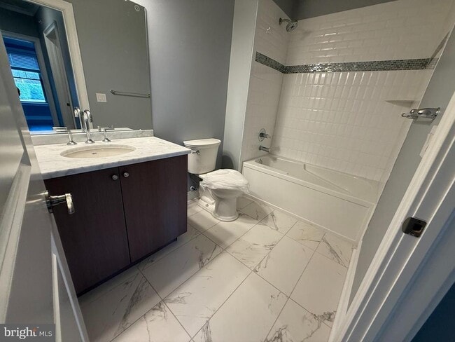 Building Photo - 200 N Sycamore St