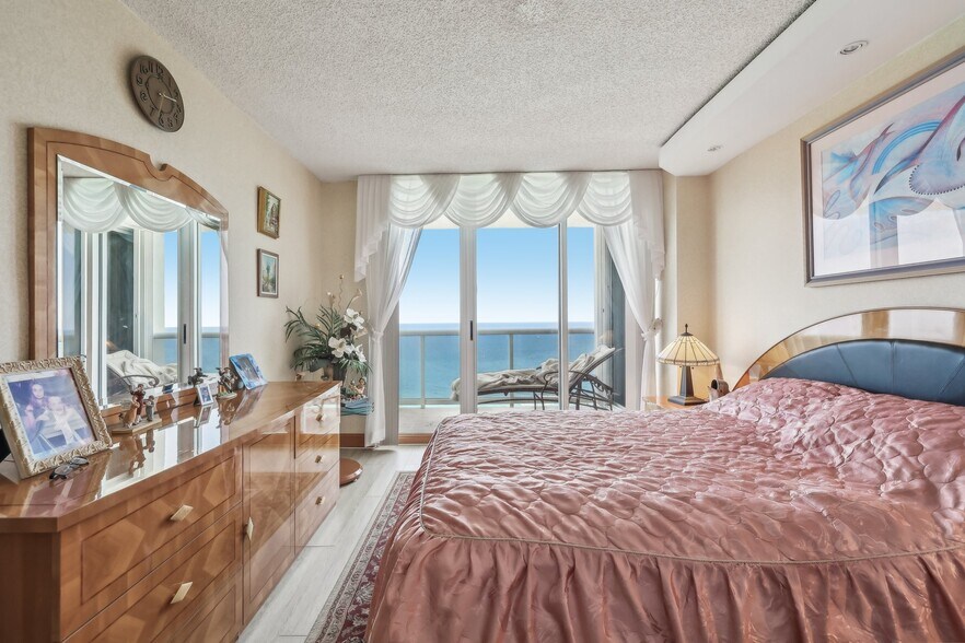 Building Photo - 16711 Collins Ave