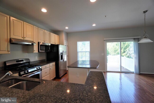 Building Photo - 900 Susan Cir