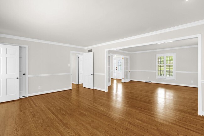 Building Photo - Classic Country Club Elegance