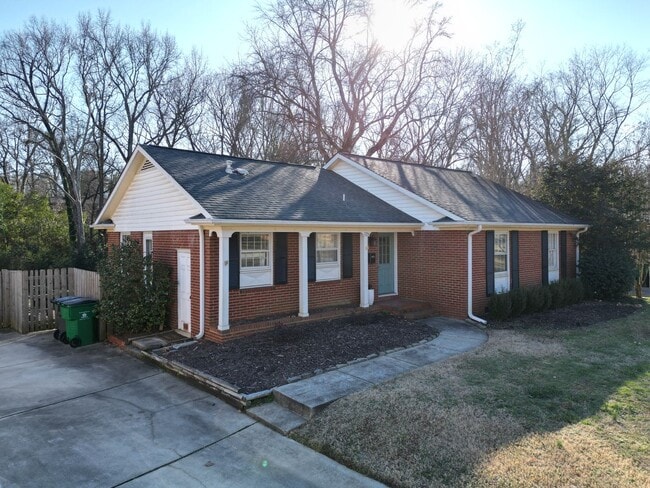 Building Photo - 3 BR Brick Ranch with Fenced Yard in Starm...