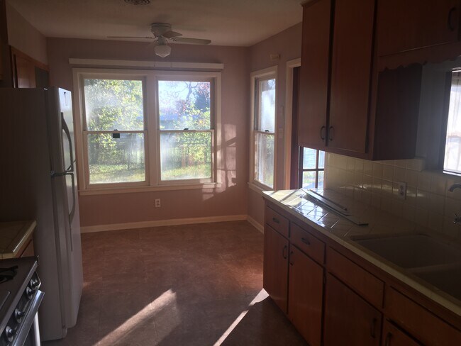 Building Photo - 130 Rolling Green Dr