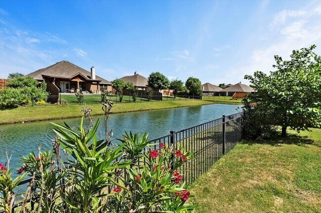 Building Photo - 1001 English Ivy Dr