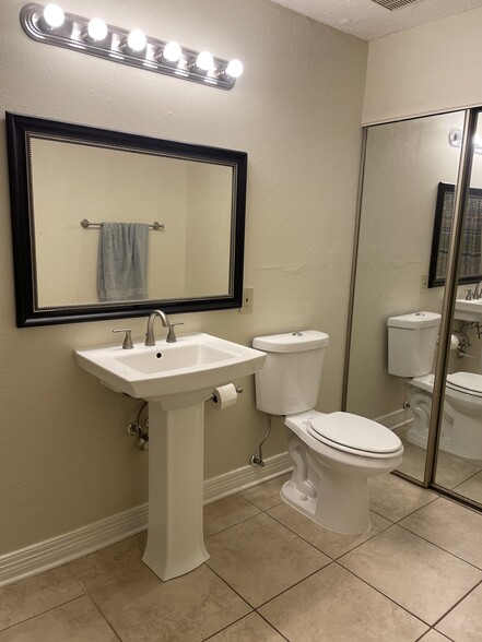 Ensuite bathroom - 3100 Fairfield Ave