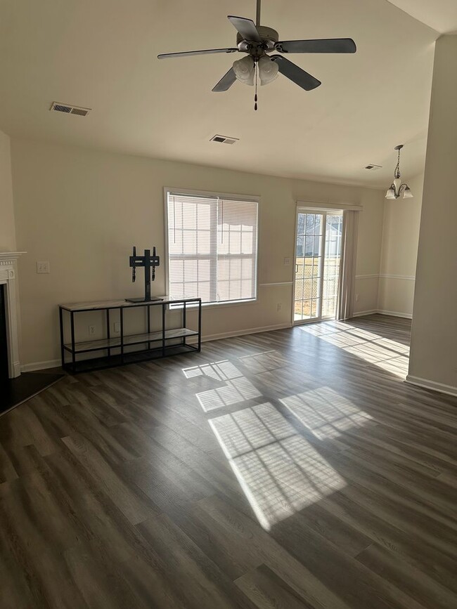 Building Photo - 3BR/2BA single level home