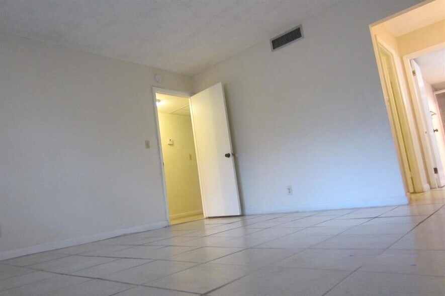 Building Photo - 406 NW 68th Ave