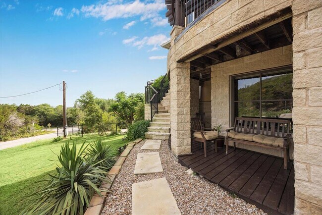 Building Photo - 13801 Lakeview Dr