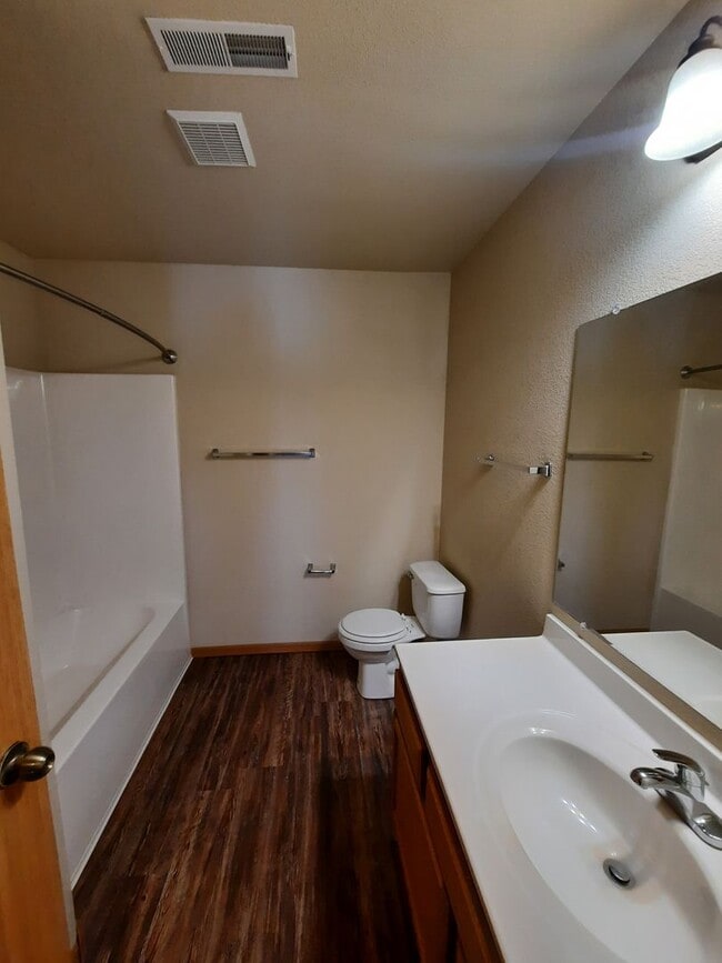 Building Photo - 3 BEDROOM | 2 BATH | TRI-LEVEL | NORTH