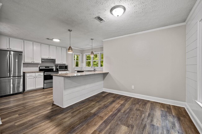 Building Photo - Updated 3BR Home on 1.36 Acres in Whitewater School District