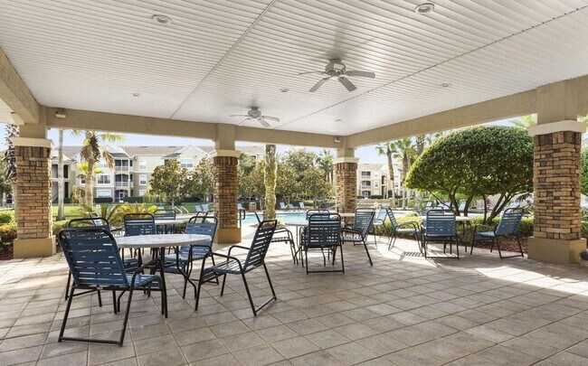 Building Photo - Beautifully updated 2 bed, 2 bath third-fl...