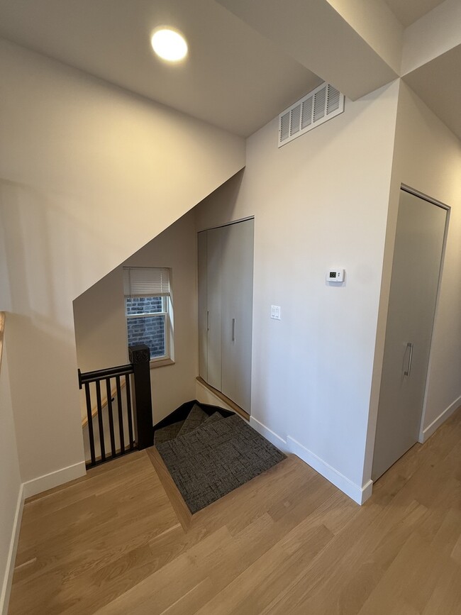 Building Photo - 927 N Mozart St